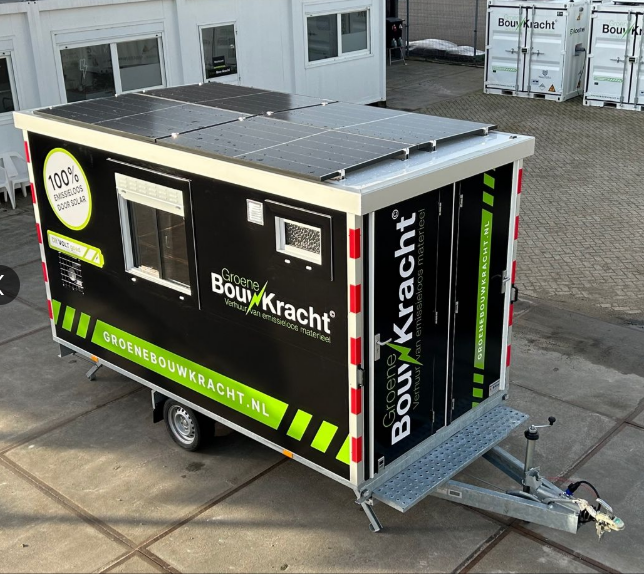 Nieuw in de verhuurvloot: Off-grid schaftwagen met zonnepanelen