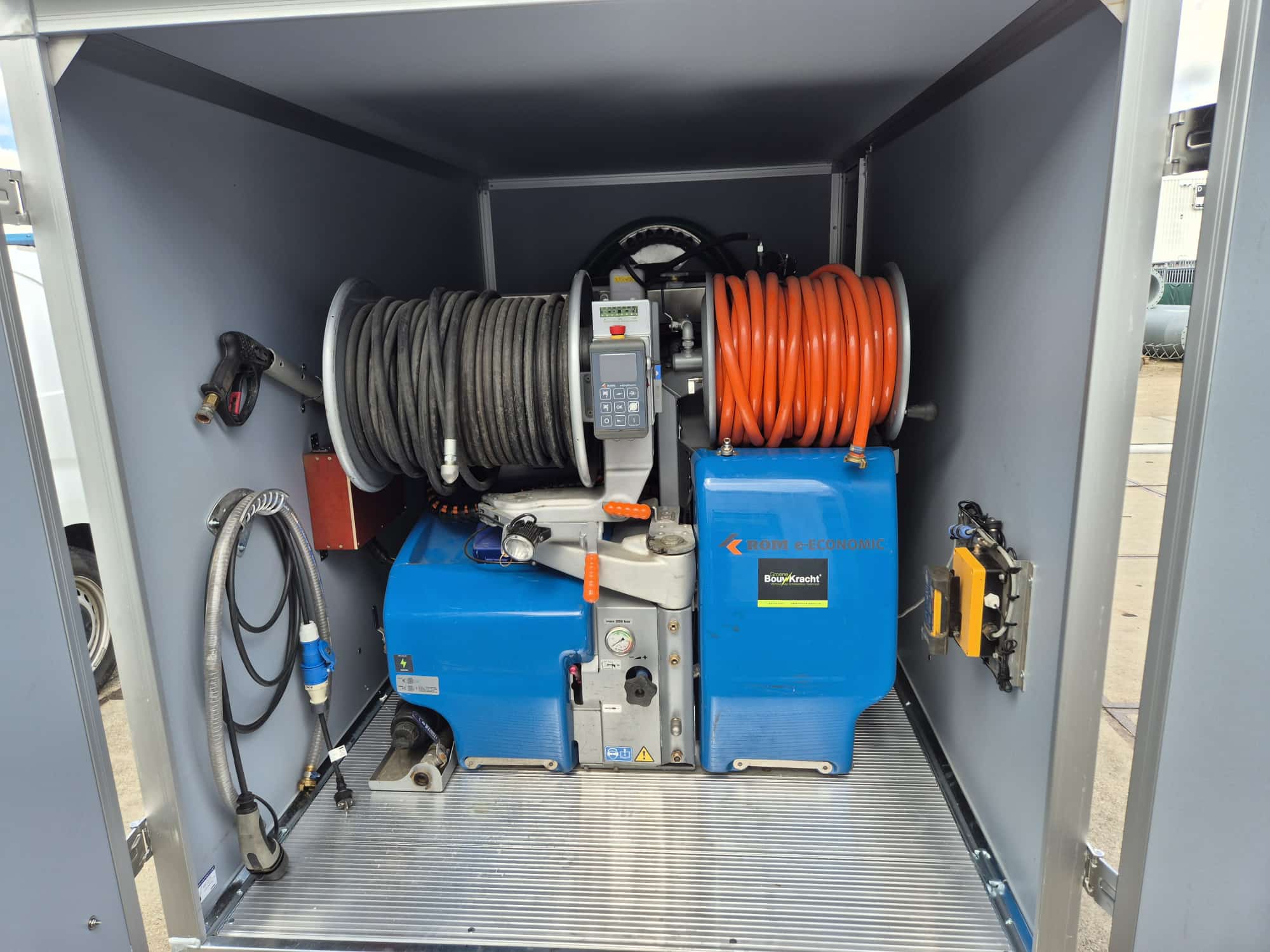 Elektrische rioolreiniger in aanhanger
